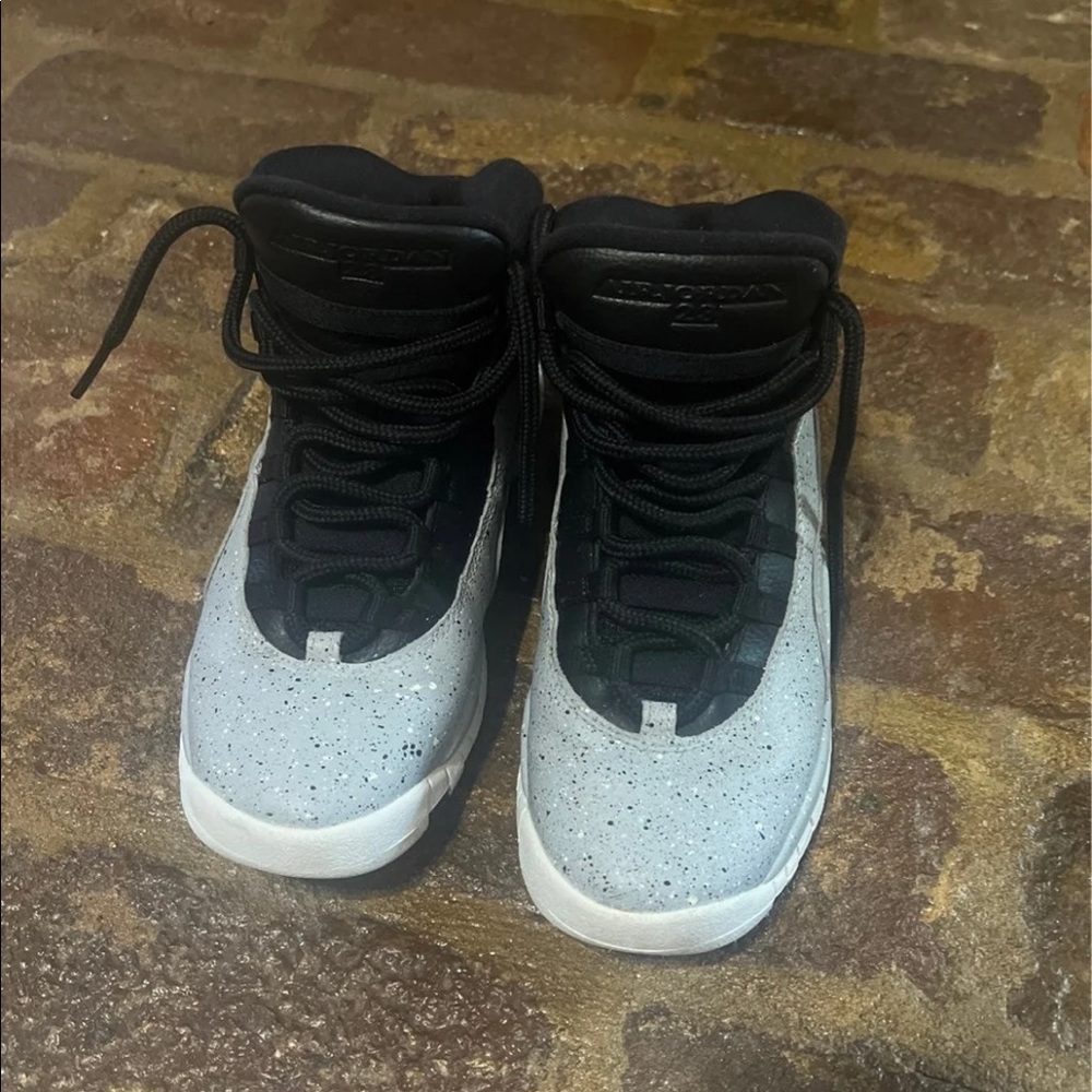 Jordan Oreos size 5.5 youth. Great condition!